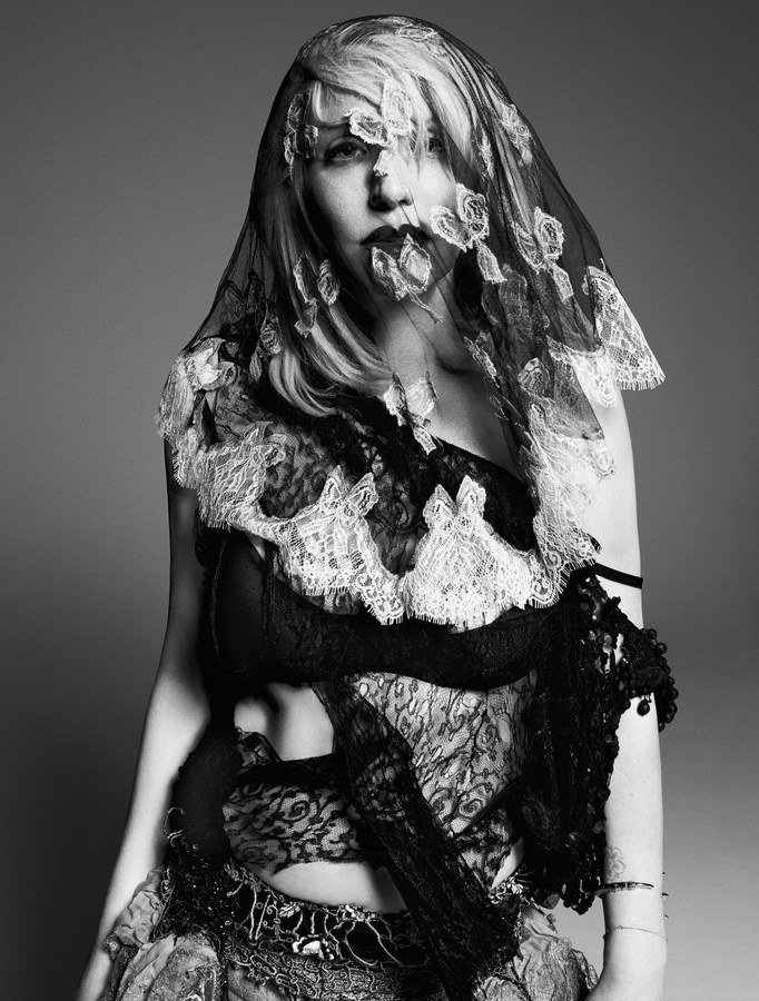 courtney-love-by-paola-kudacki-for-garage-magazine-fw-2013-14-4